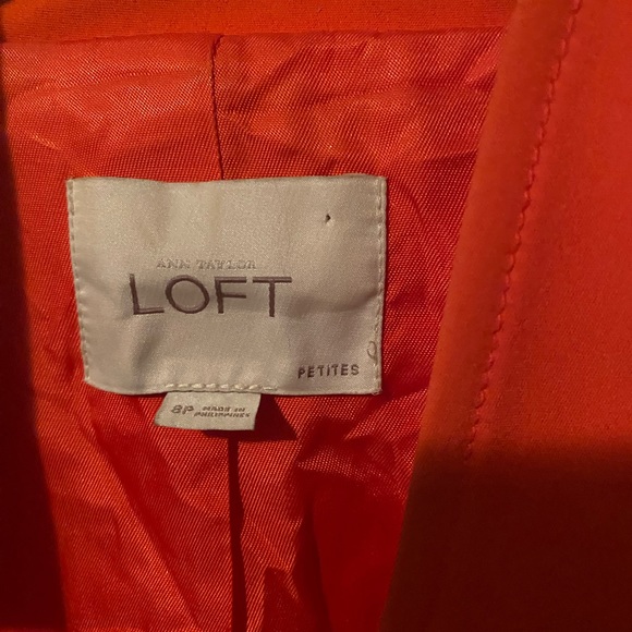 Ann Taylor Loft blazer. Size 8P - Picture 3 of 3